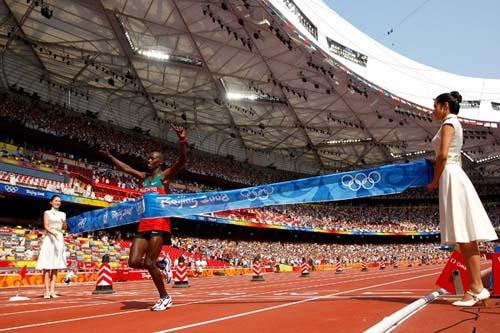 O maratonista queniano, Sammy Wanjiru, de 24 anos, campeão olímpico em 2008, morreu no domingo, dia 15 de Maio, ao pular da varanda da sua casa, em Nyahururu, pouco depois de uma discussão com sua esposa e outra mulher / Foto:Iaad - GetyImages